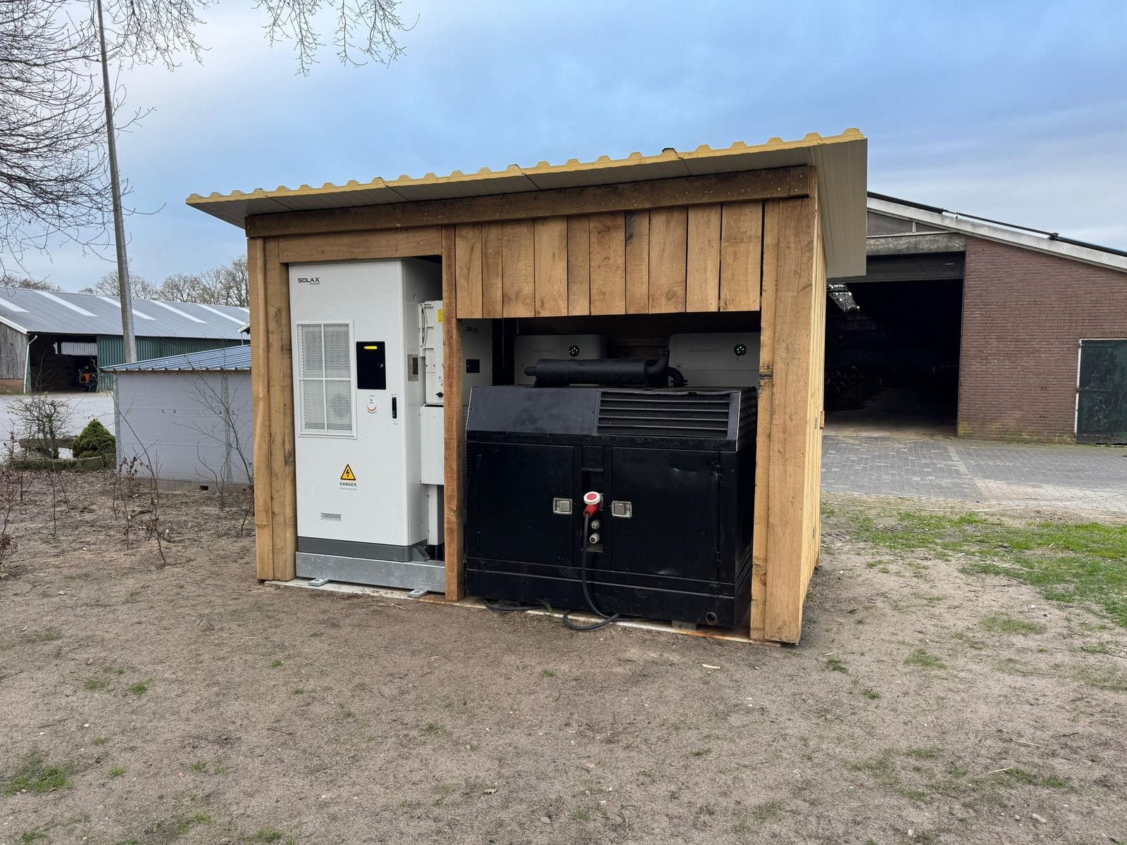Agrarisch bedrijf met zonnepanelen op staldak